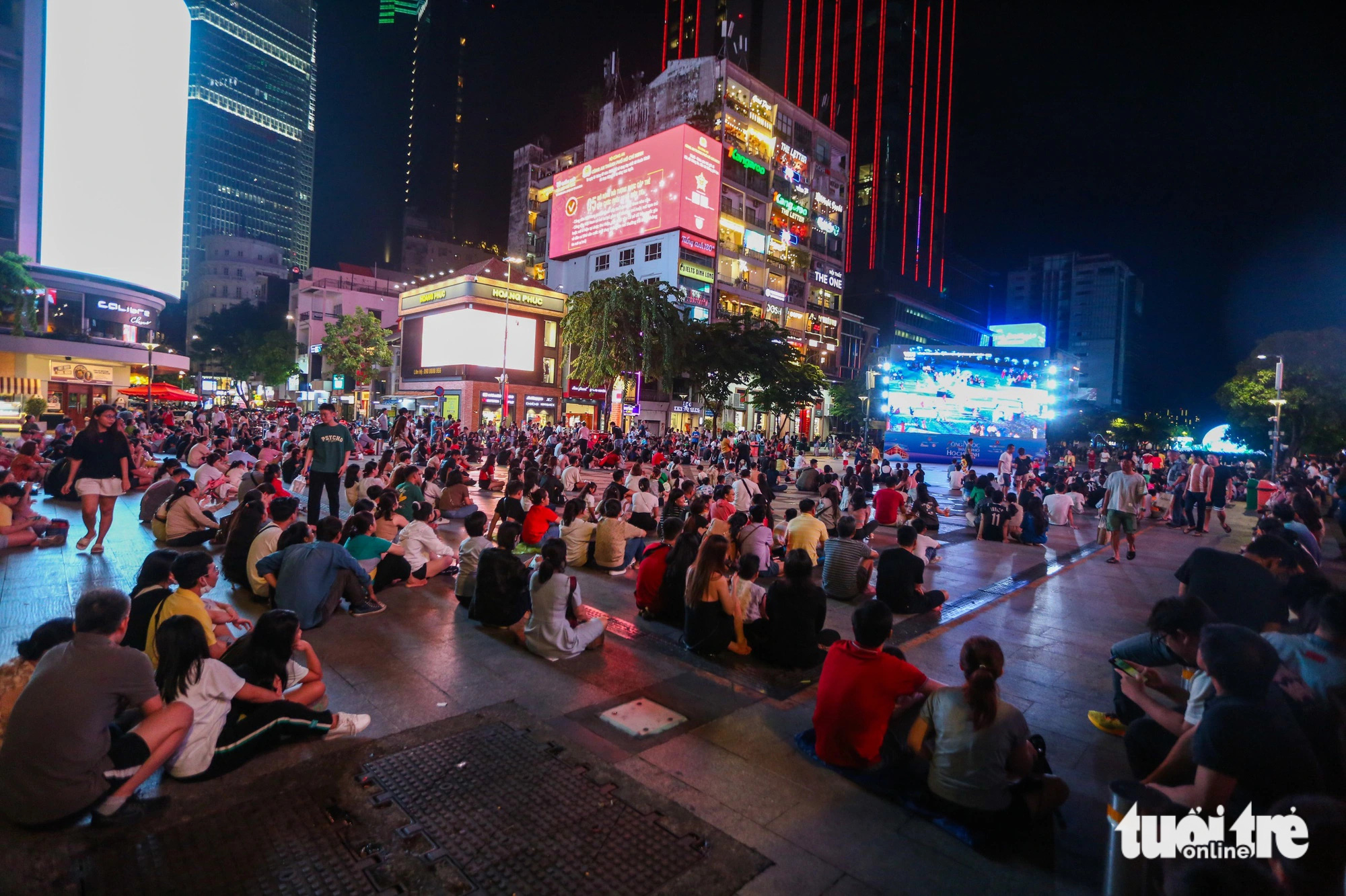 People watch the opening ceremony of the second Ho Chi Minh City River Festival via large screens at Nguyen Hue Pedestrian Zone in District 1, May 31, 2024. Photo: Phuong Quyen / Tuoi Tre