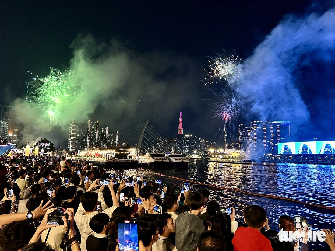 People film a firework display with their smartphones at the opening ceremony of the second Ho Chi Minh City River Festival at Nha Rong-Khanh Hoi Wharf in Ho Chi Minh City, May 31, 2024. Photo: T.T.D. / Tuoi Tre