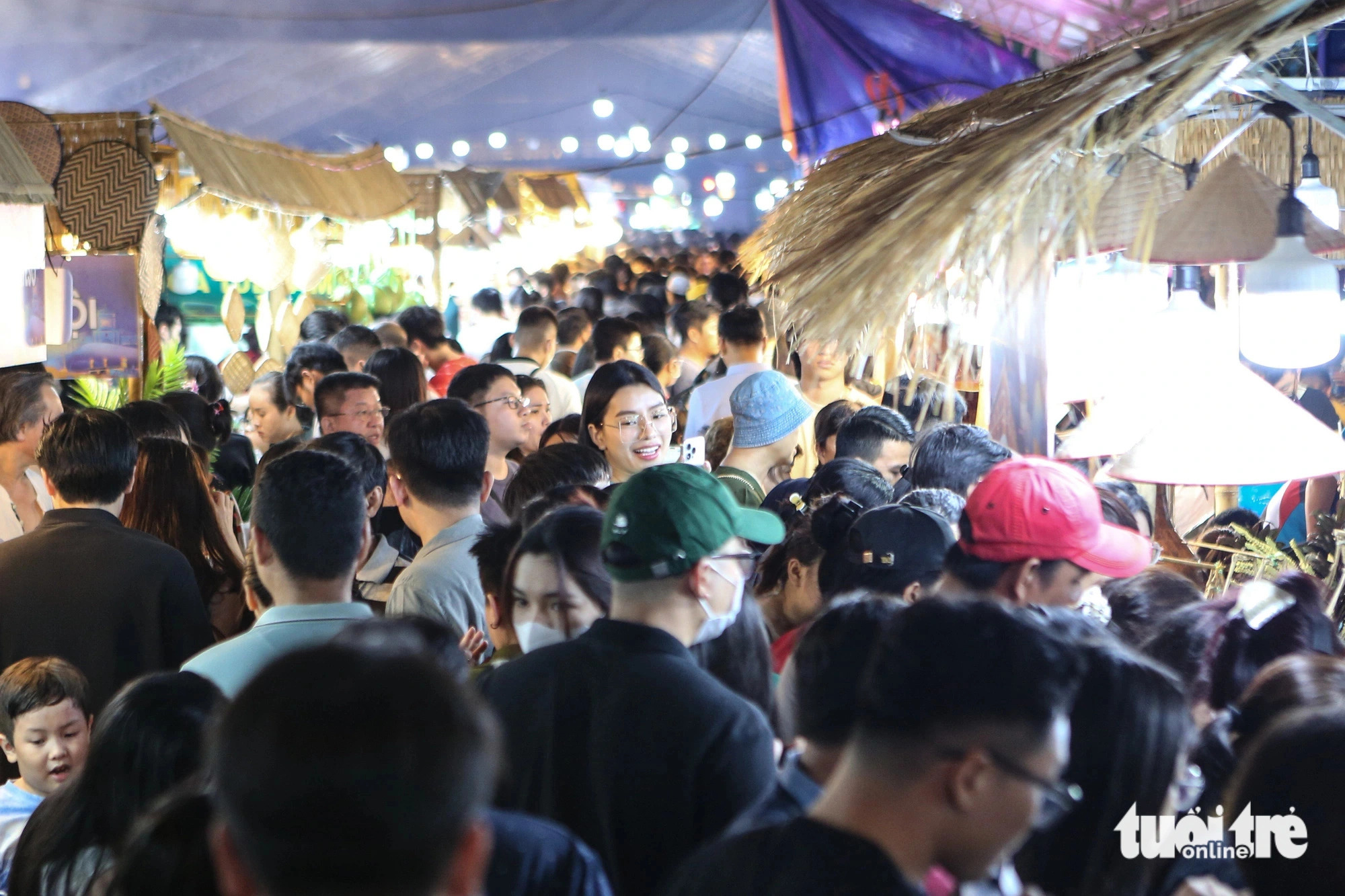Food enthusiasts throng river festival in Ho Chi Minh City