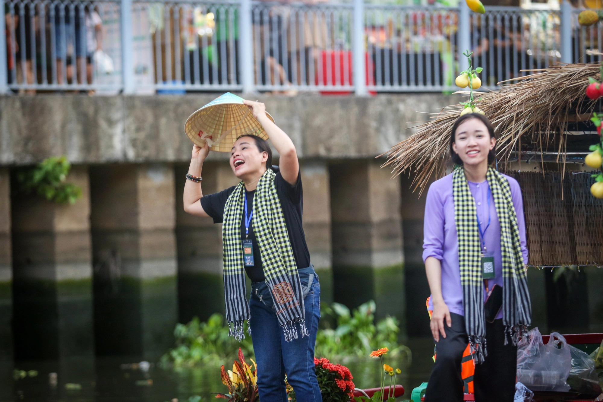 The organizer of the on-going Ho Chi Minh City River Festival set up a floating market  to serve visitors. Photo: Phuong Quyen / Tuoi Tre