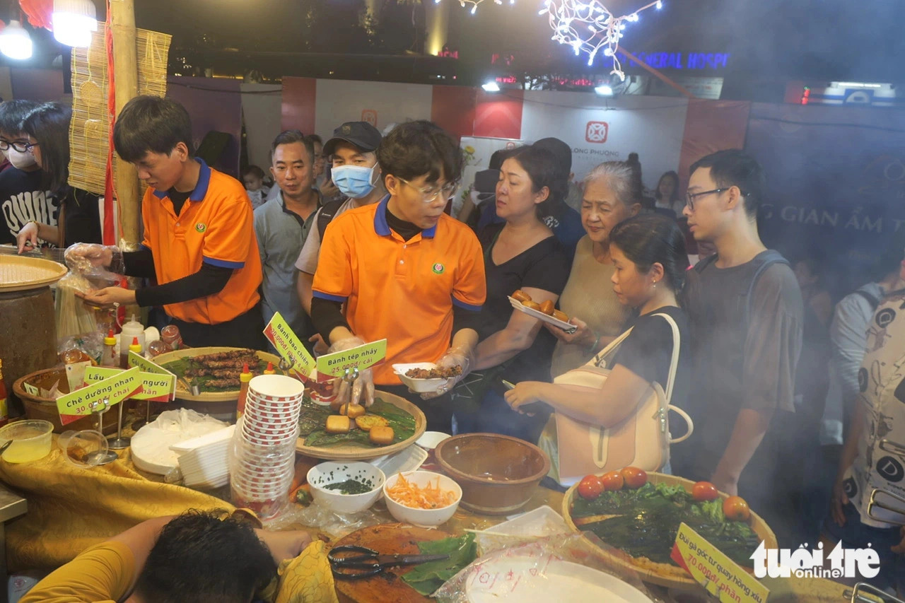 The cuisine event offers foodies a chance to savor a taste of typical dishes, cakes, fruits, and products of many locales. Photo: T.T.D / Tuoi Tre