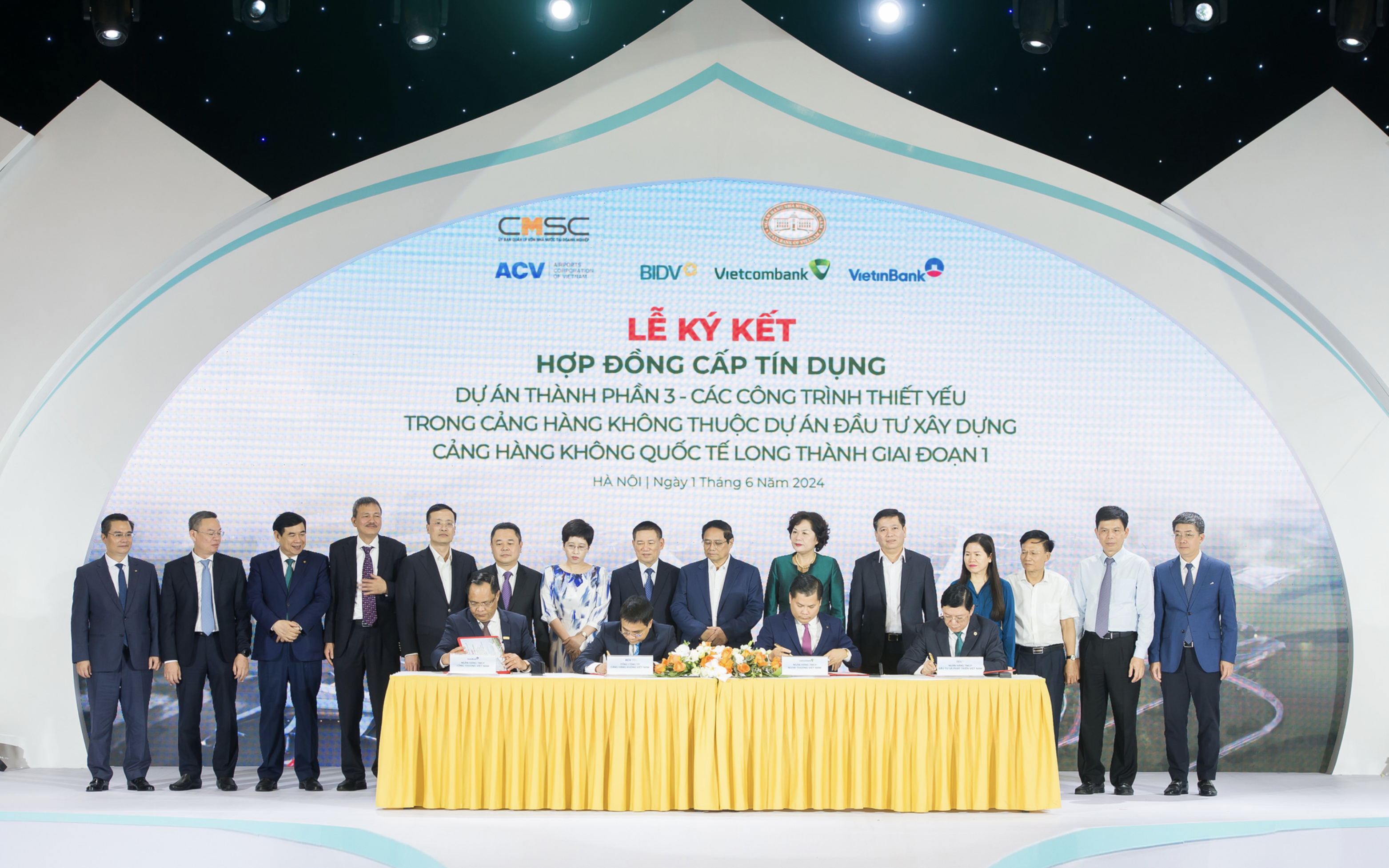 Representatives of Vietcombank, VietinBank, BIDV and ACV sign a credit agreement to provide a syndicated loan of US$1.8 billion for the Long Thanh International Airport project in Dong Nai Province, southern Vietnam. Photo: VCB