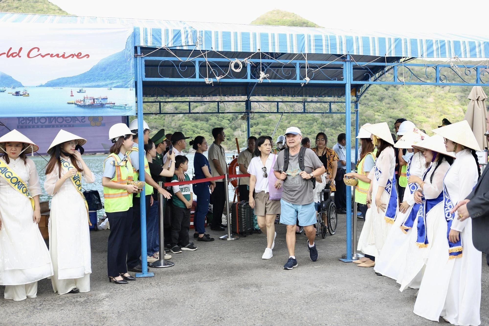 International cruise passengers receive a warm welcome upon their arrival in Con Dao, an island district off Ba Ria - Vung Tau Province in southern Vietnam, June 2, 2024. Photo: Nhu Binh / Tuoi Tre