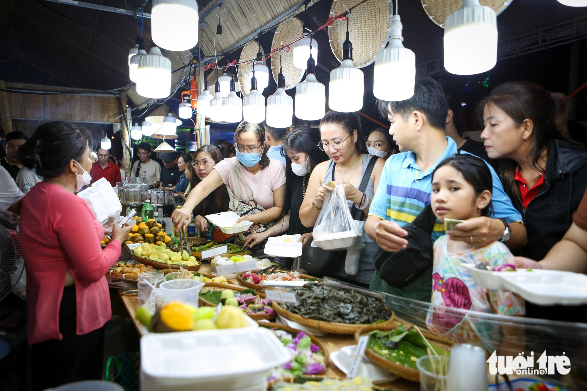 A food stall offering southern Vietnamese’s traditional sweets draws a huge crowd. Photo: Phuong Quyen / Tuoi Tre