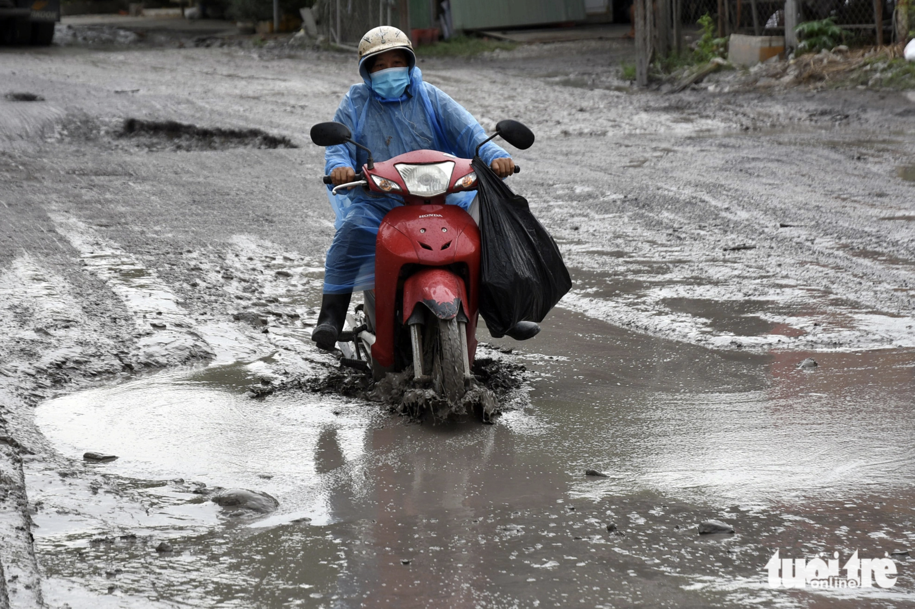 On rainy days, potholes pockmarked with mud and water turn them into a trap for road motorcyclists. Photo: A Loc / Tuoi Tre