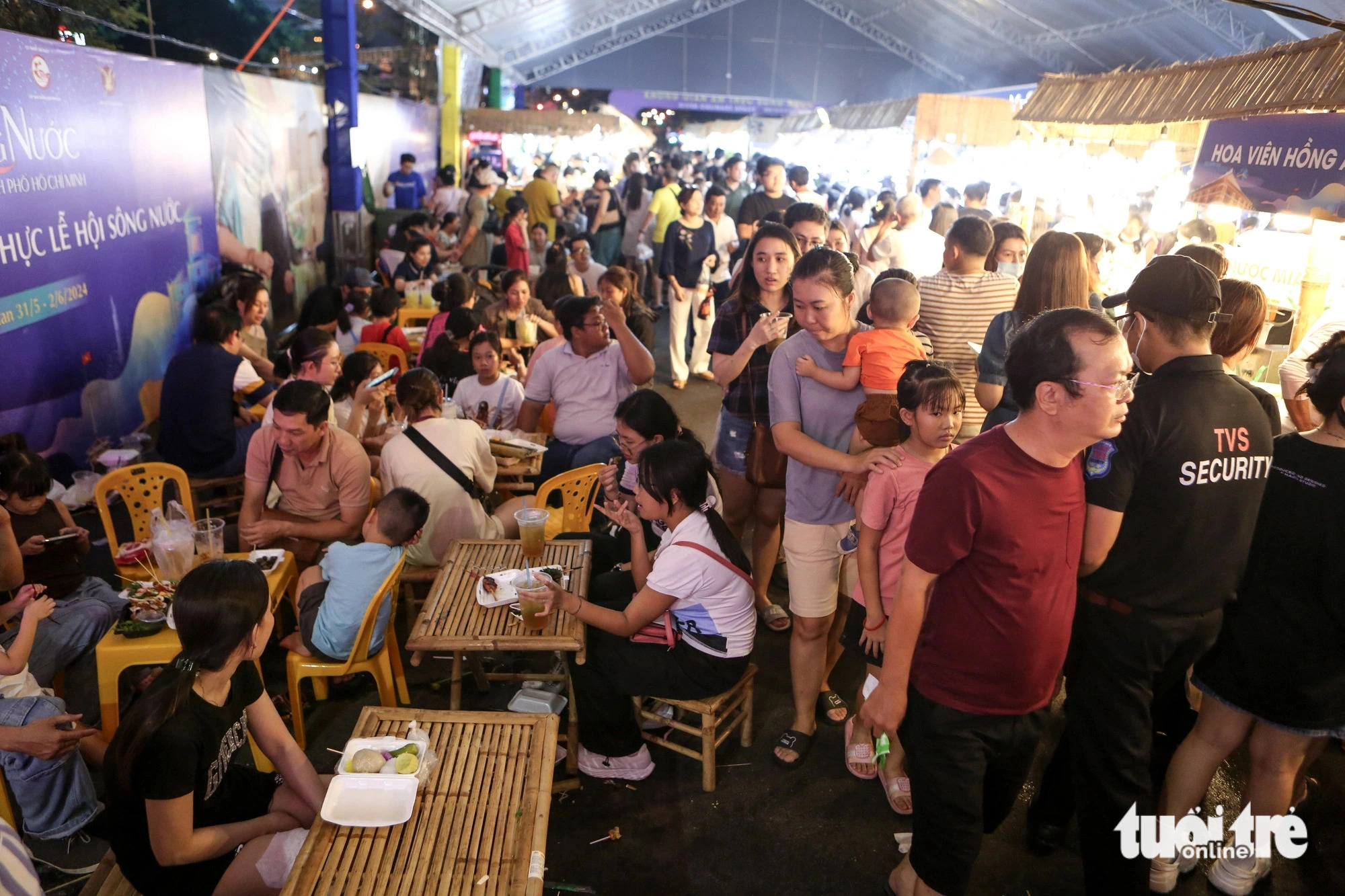 Walkways at the cuisine event are crowded with visitors. Photo: Phuong Quyen / Tuoi Tre
