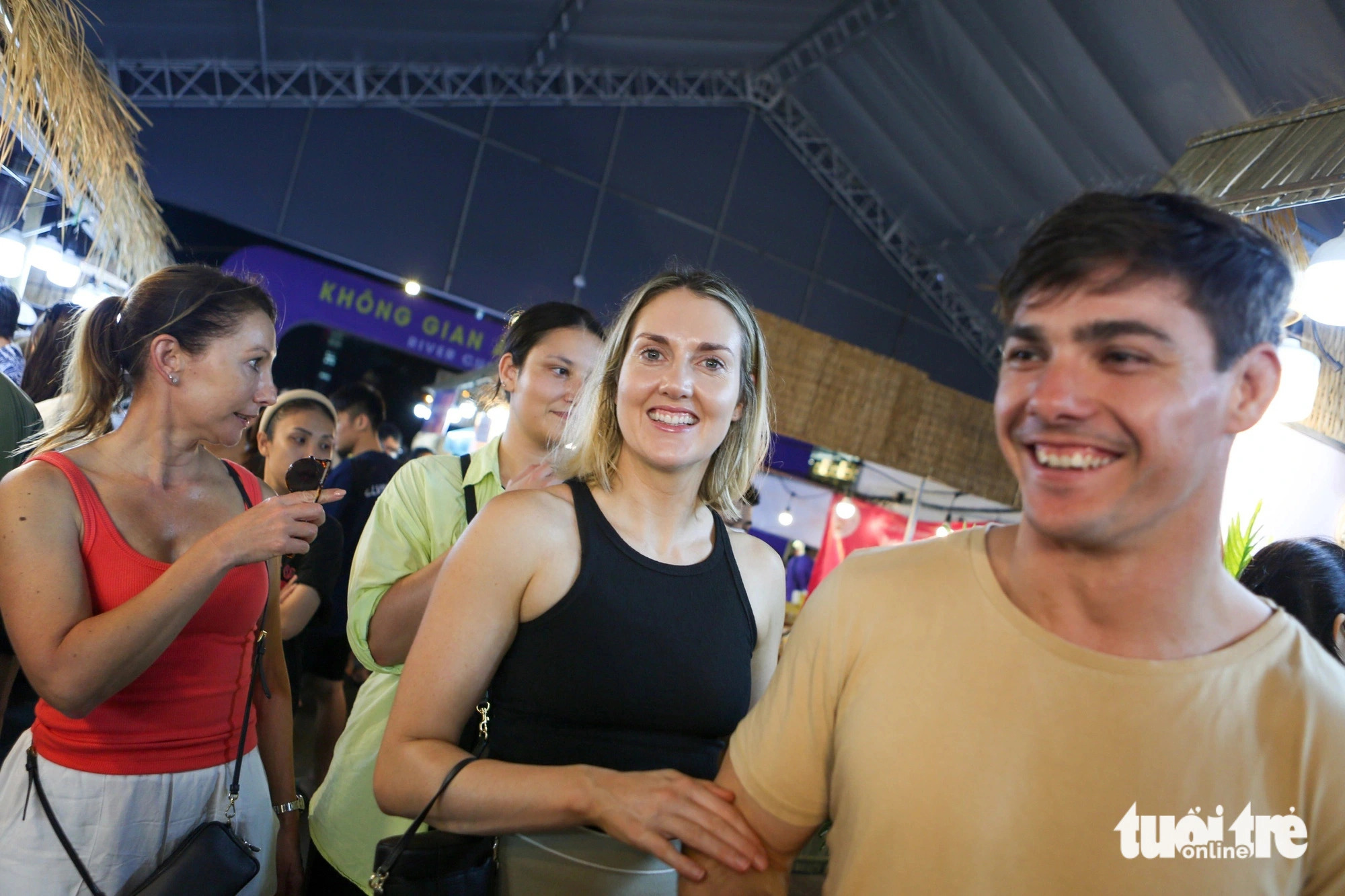 A group of British visitors explore the vibrant atmosphere of the cuisine event. Photo: Phuong Quyen / Tuoi Tre