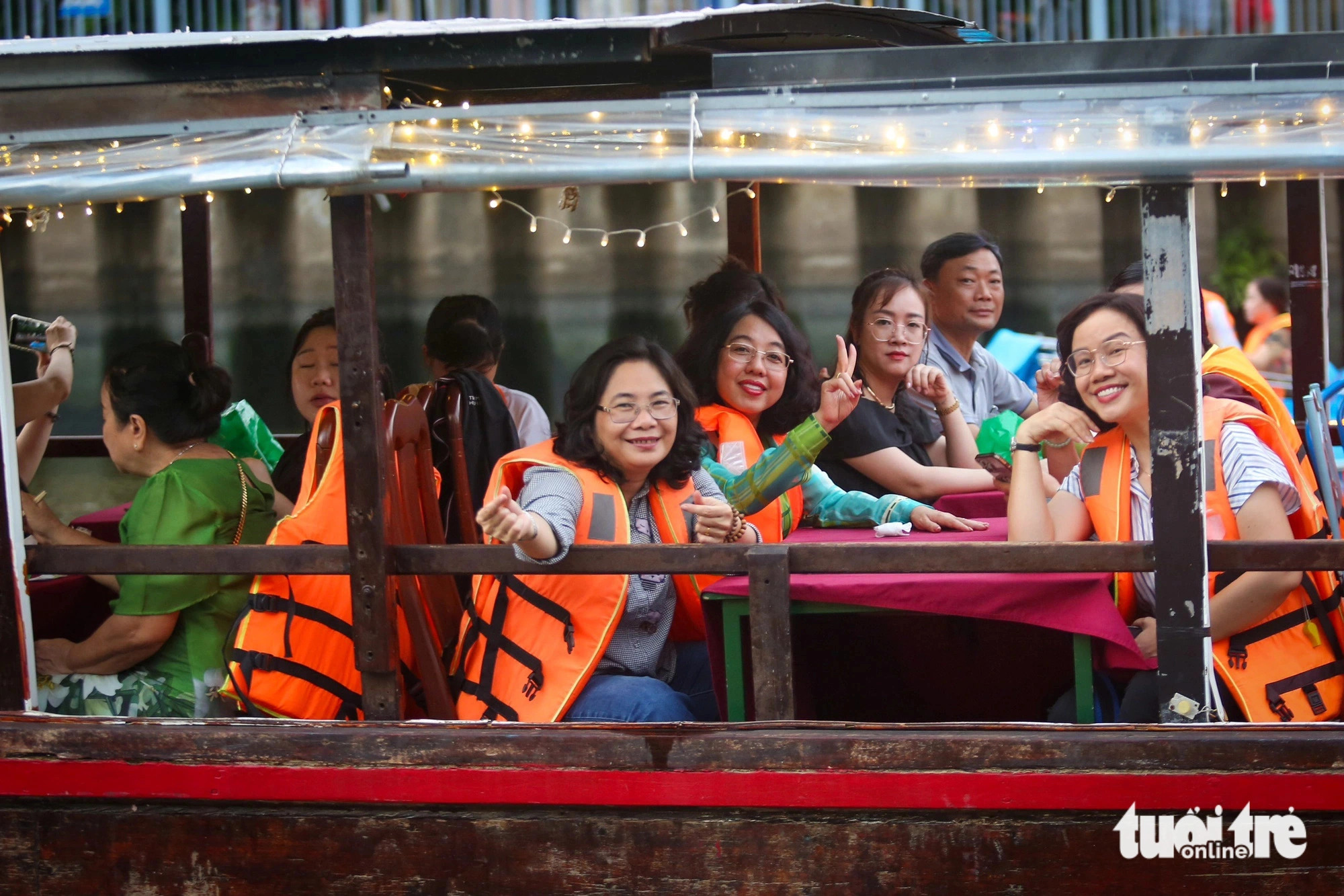 Visitors experience a waterway tour along the Nhieu Loc - Thi Nghe Canal on May 31, 2024 as part of the on-going Ho Chi Minh City River Festival. Photo: Phuong Quyen / Tuoi Tre