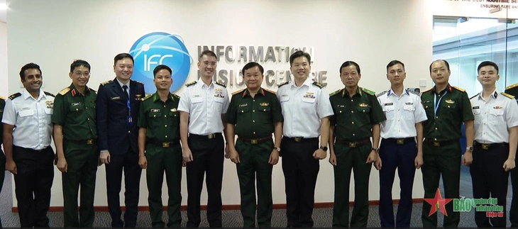 Vietnamese Deputy Minister of National Defense Hoang Xuan Chien (C) poses for a photo with Vietnamese and Singaporean officers at Singapore’s Information Fusion Centre (IFC) on May 31, 2024. Photo: Quan Doi Nhan Dan (People's Army) newspaper