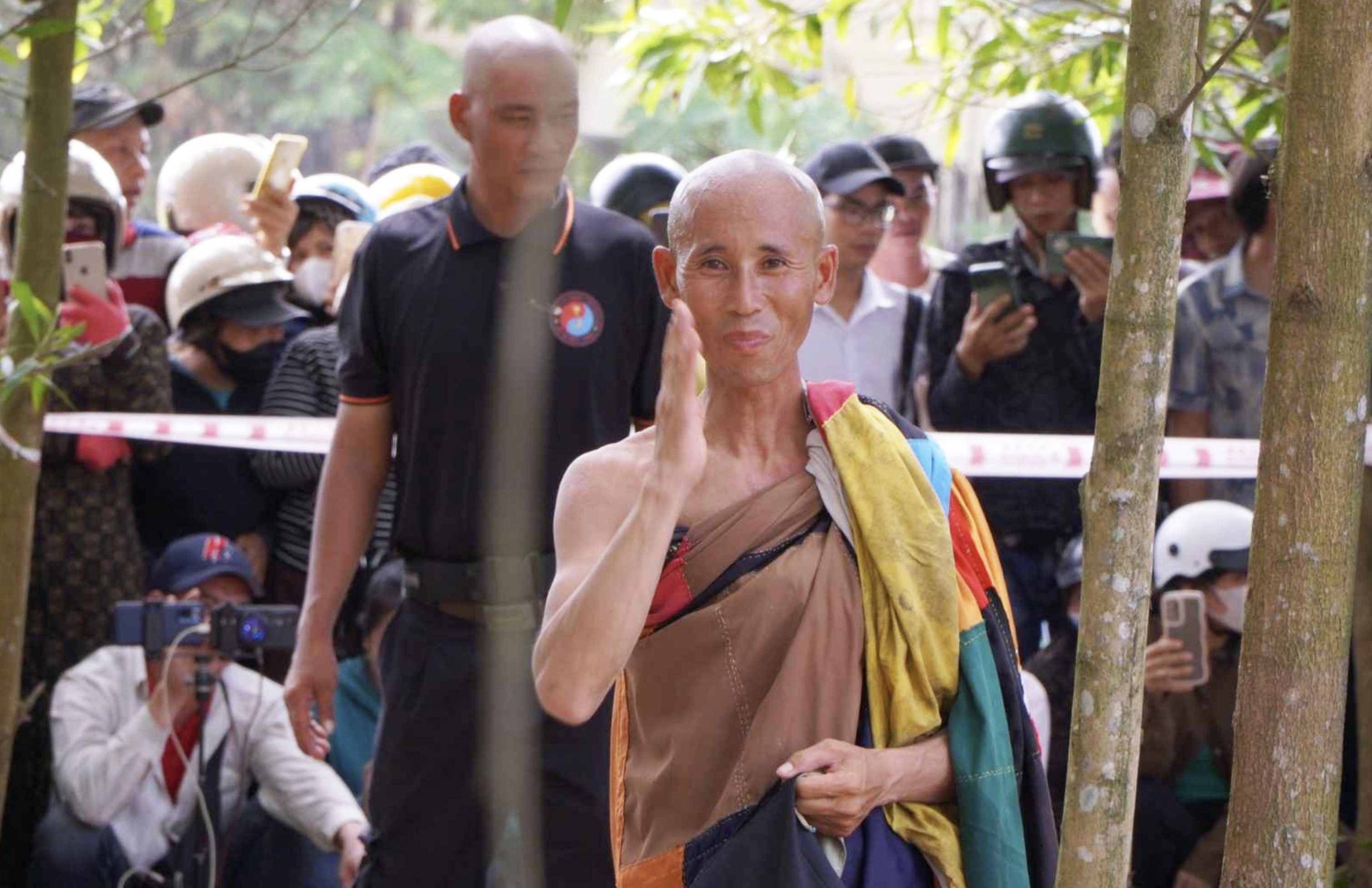 In Vietnam, social phenomenon Thich Minh Tue stops pilgrimage, alms-receiving practice