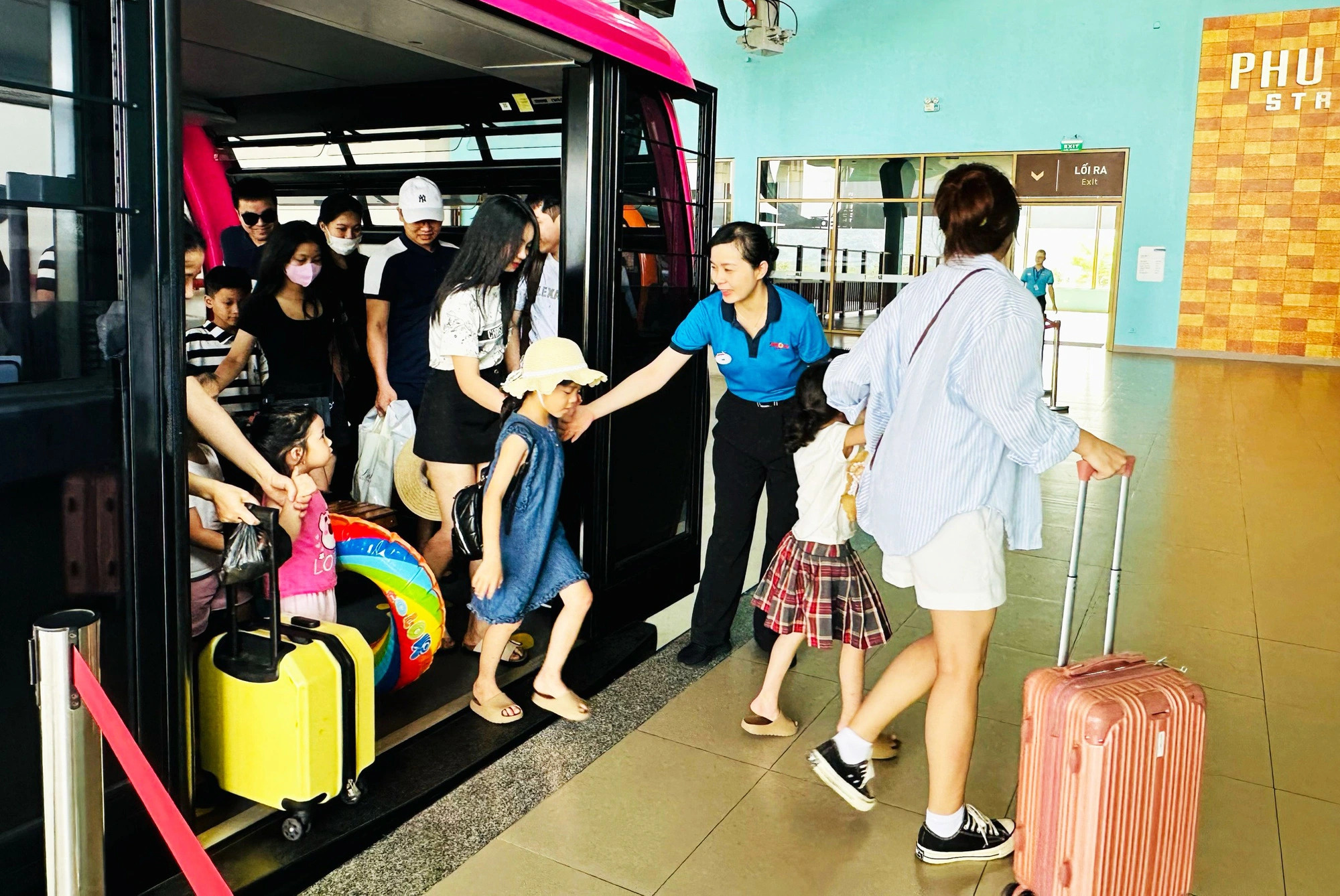 Visitors can take an around-15-minute cable car ride to Cat Ba Island off Cat Hai District, Hai Phong City, northern Vietnam and spend small amounts of money for bus or taxi services to reach the center of Cat Ba Town on the island. Photo: T.Thang / Tuoi Tre