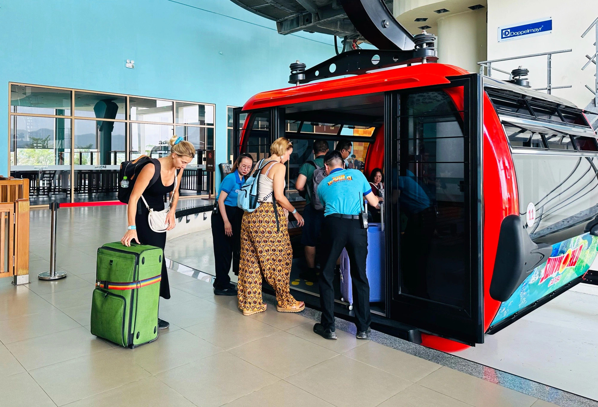 Lots of visitors with bulky baggage opted for a sea-crossing cable car service to explore Cat Ba Island off Cat Hai District, Hai Phong City, northern Vietnam for more convenience, instead of taking an hour-long ferry service. Photo: T.Thang / Tuoi Tre