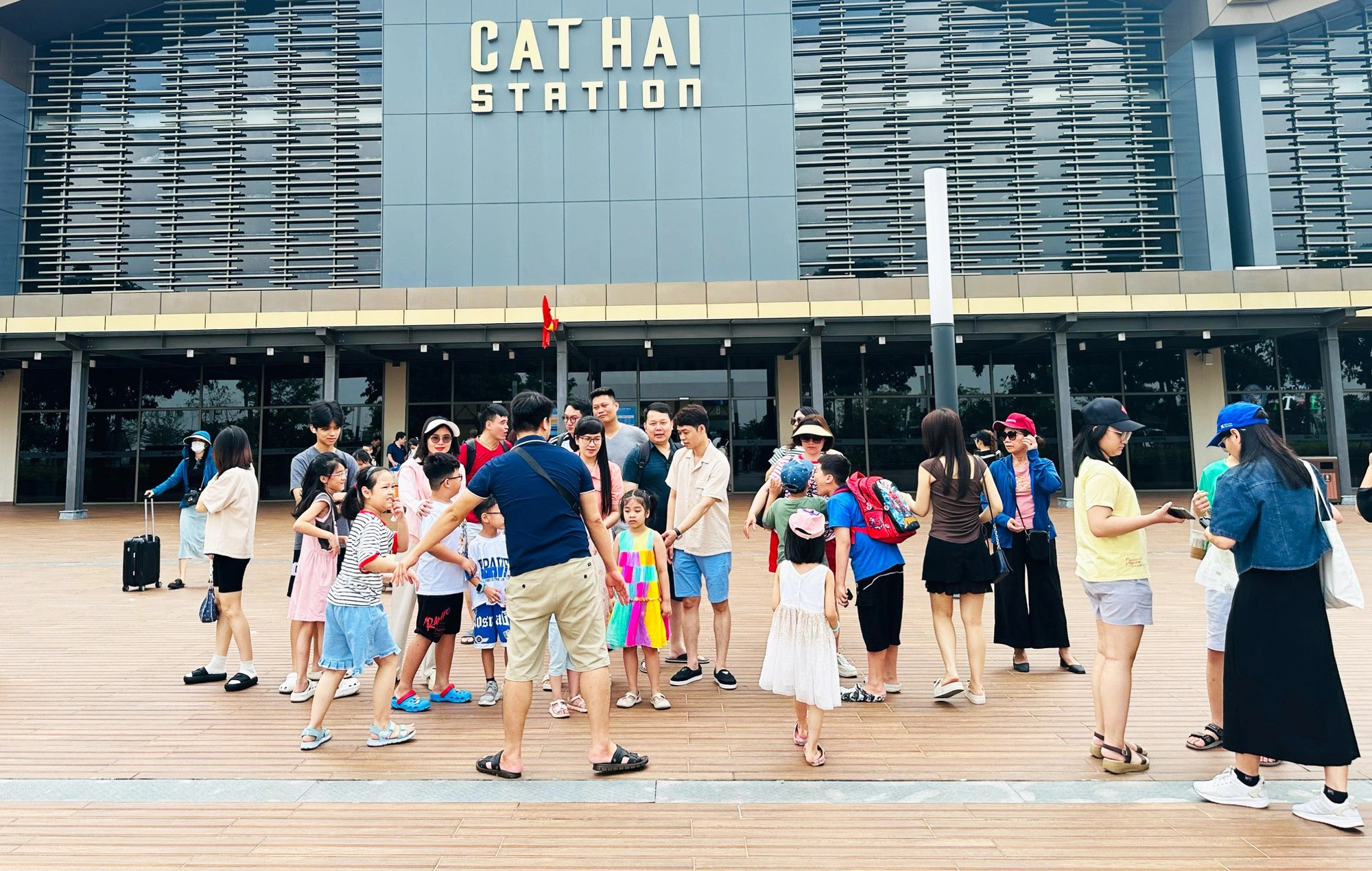 The huge reduction in cable car ticket prices prompted many tour groups to switch from taking ferry rides to cable car rides to visit Cat Ba Island off Cat Hai District, Hai Phong City, northern Vietnam. Photo: T.Thang / Tuoi Tre