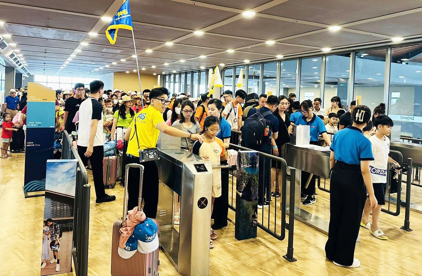 Cable car ticket promotion behind record-high number of visitors to Vietnam’s Cat Ba Island