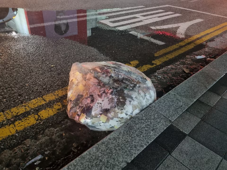 [4/6]A plastic bag carrying various objects including what appeared to be trash that crossed inter-Korean border with a balloon believed to have been sent by North Korea, is pictured in Seoul, in this picture provided and released by the Defense Ministry, June 2, 2024. Photo: Reuters