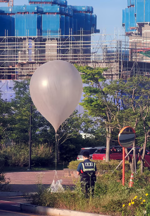 [5/6]A balloon believed to have been sent by North Korea, carrying various objects including what appeared to be trash, is pictured at a park in Incheon, South Korea, June 2, 2024. Photo: Reuters