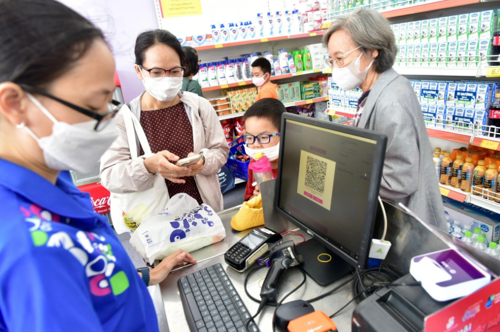 Many stores and retailers encourage customers to make cashless payments by offering them discounts. Photo: Quang Dinh / Tuoi Tre