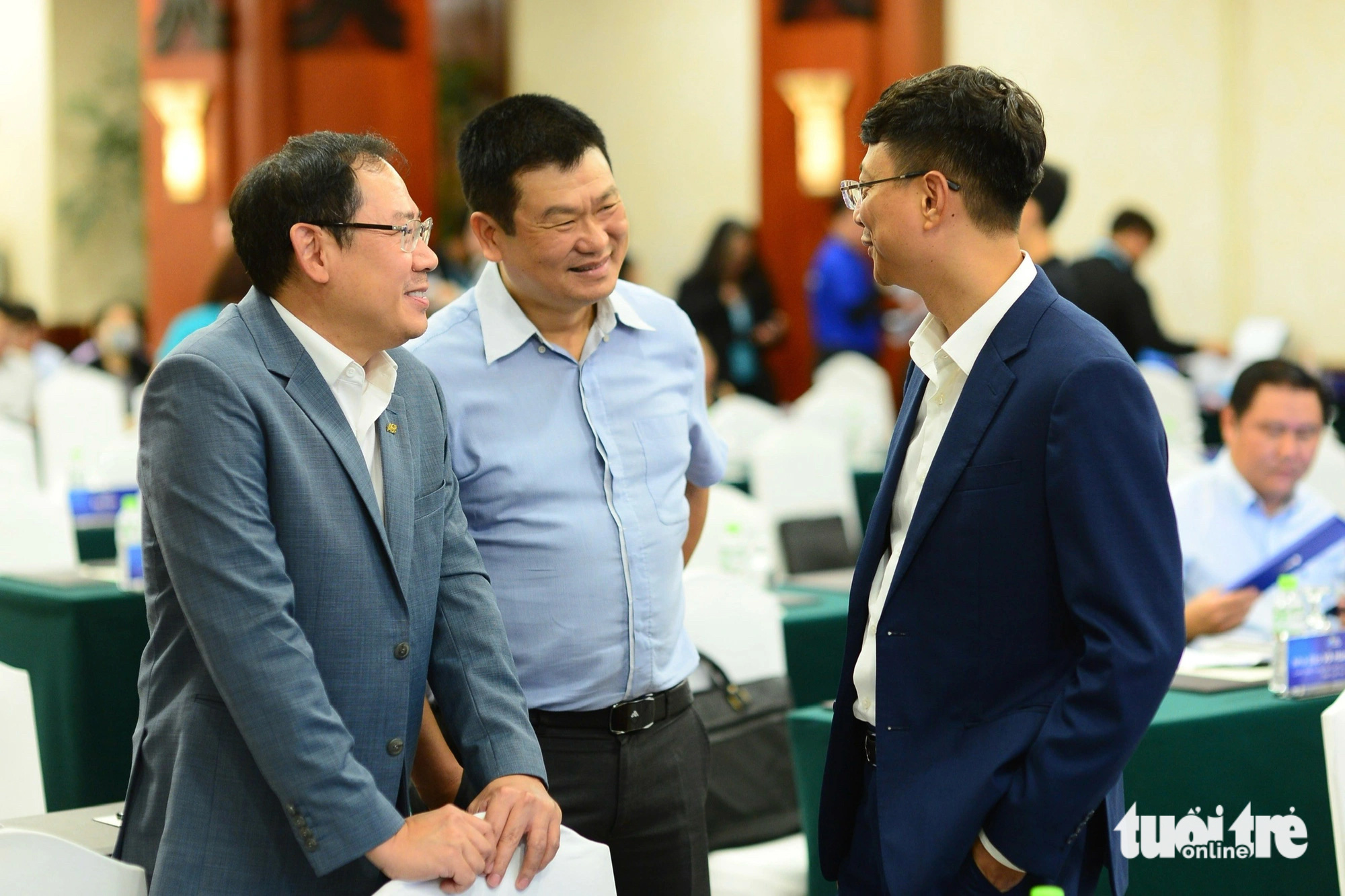 From left: Tu Tien Phat, general director of ACB, Pham Truong Giang, from the Payment Department at the State Bank of Vietnam, and Le Anh Dung, deputy director of the Payment Department of the State Bank of Vietnam, chat before the press conference for the 2024 Cashless Day (June 16) in Ho Chi Minh City, May 28, 2024. Photo: Quang Dinh / Tuoi Tre