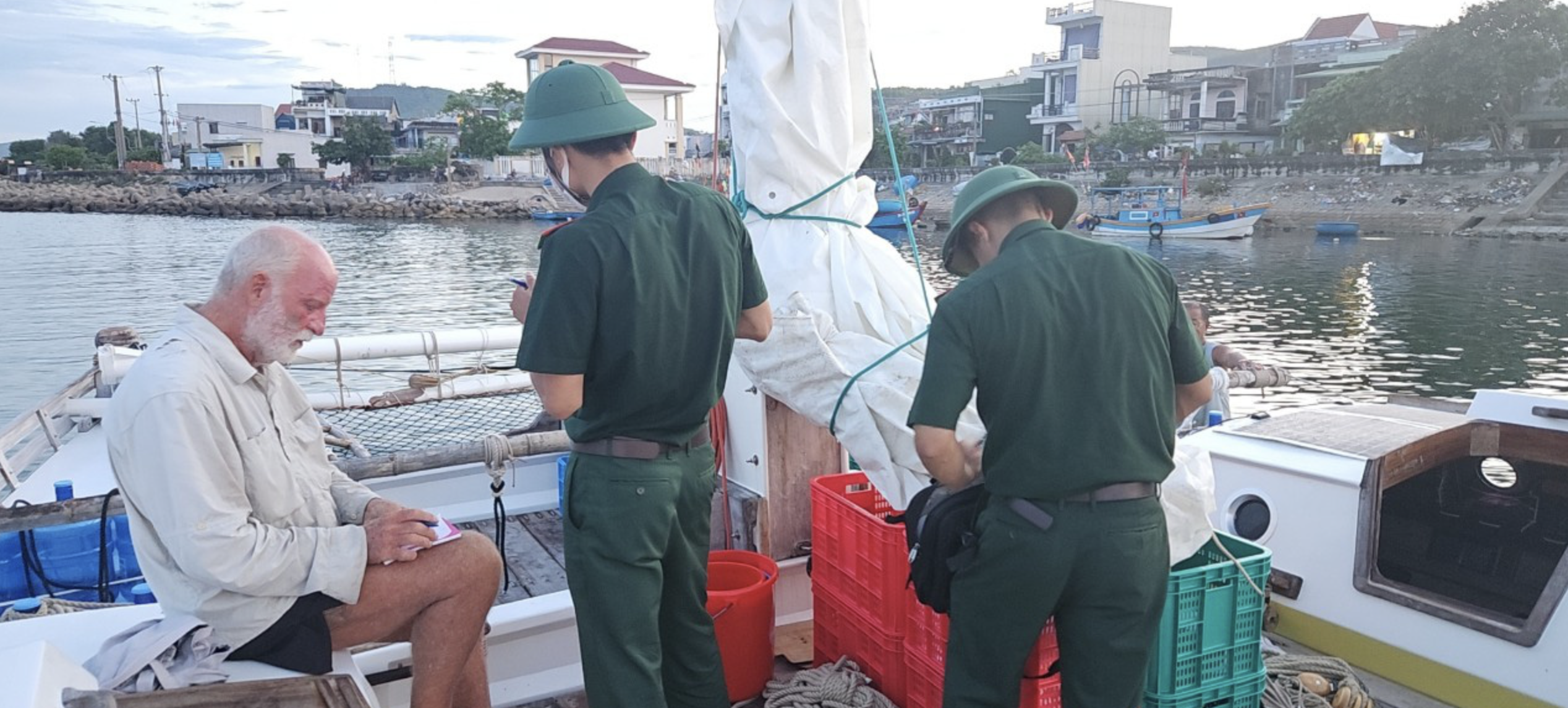 Vietnamese fishermen rescue American on troubled ship departing from the Philippines