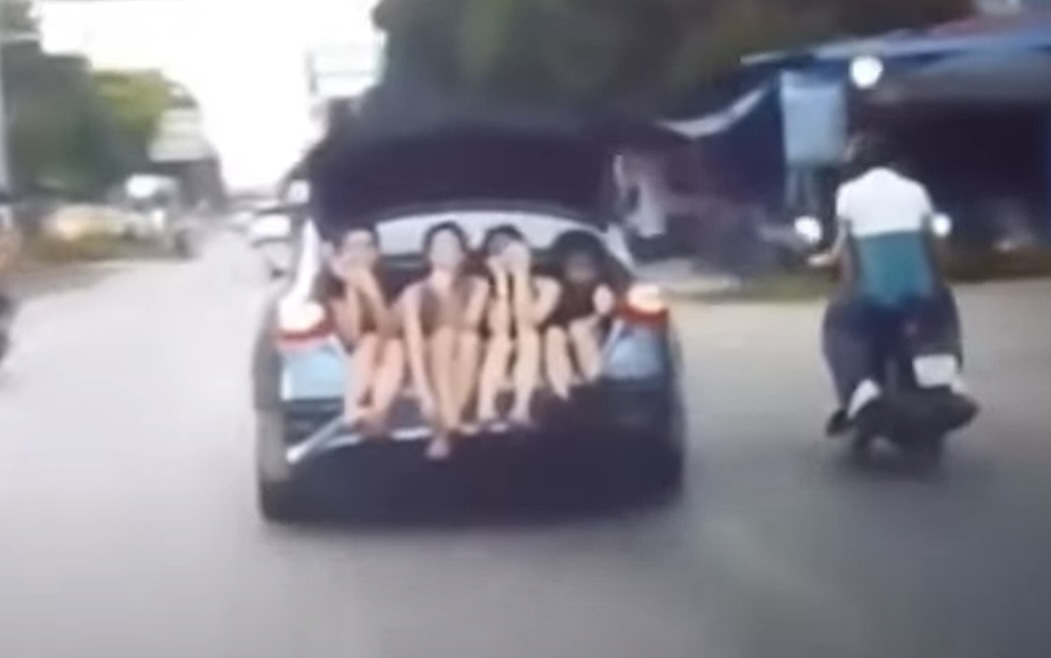 Driver fined for carrying women in open car trunk in northern Vietnam