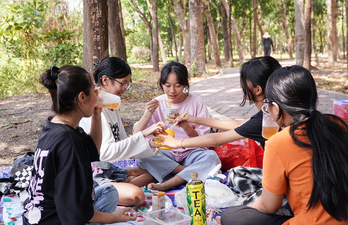 A bunch of friends went city camping in Go Vap District. Photo: An Vi/Tuoi Tre