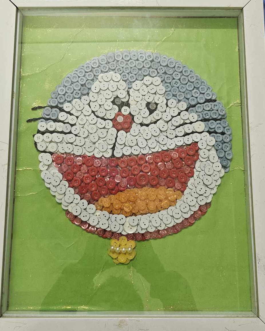 An artwork made by Nguyen Phuoc Quy Thanh using old shirt buttons features Doraemon.