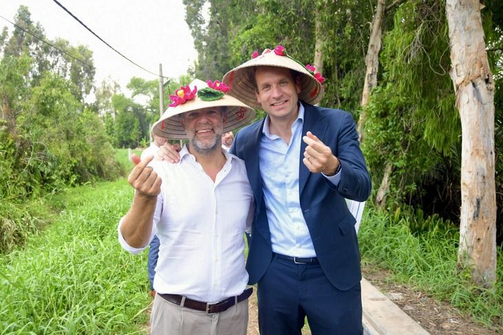 Dutch Consul General in Ho Chi Minh City Daniël Stork (L) and vice mayor of Rotterdam, Netherlands Vincent Karremans – wearing non la, a Vietnamese traditional hat – pose for a photo during their field trip to Thu Duc City under Ho Chi Minh City, southern Vietnam, on June 6, 2024. Photo: Quang Dinh / Tuoi Tre