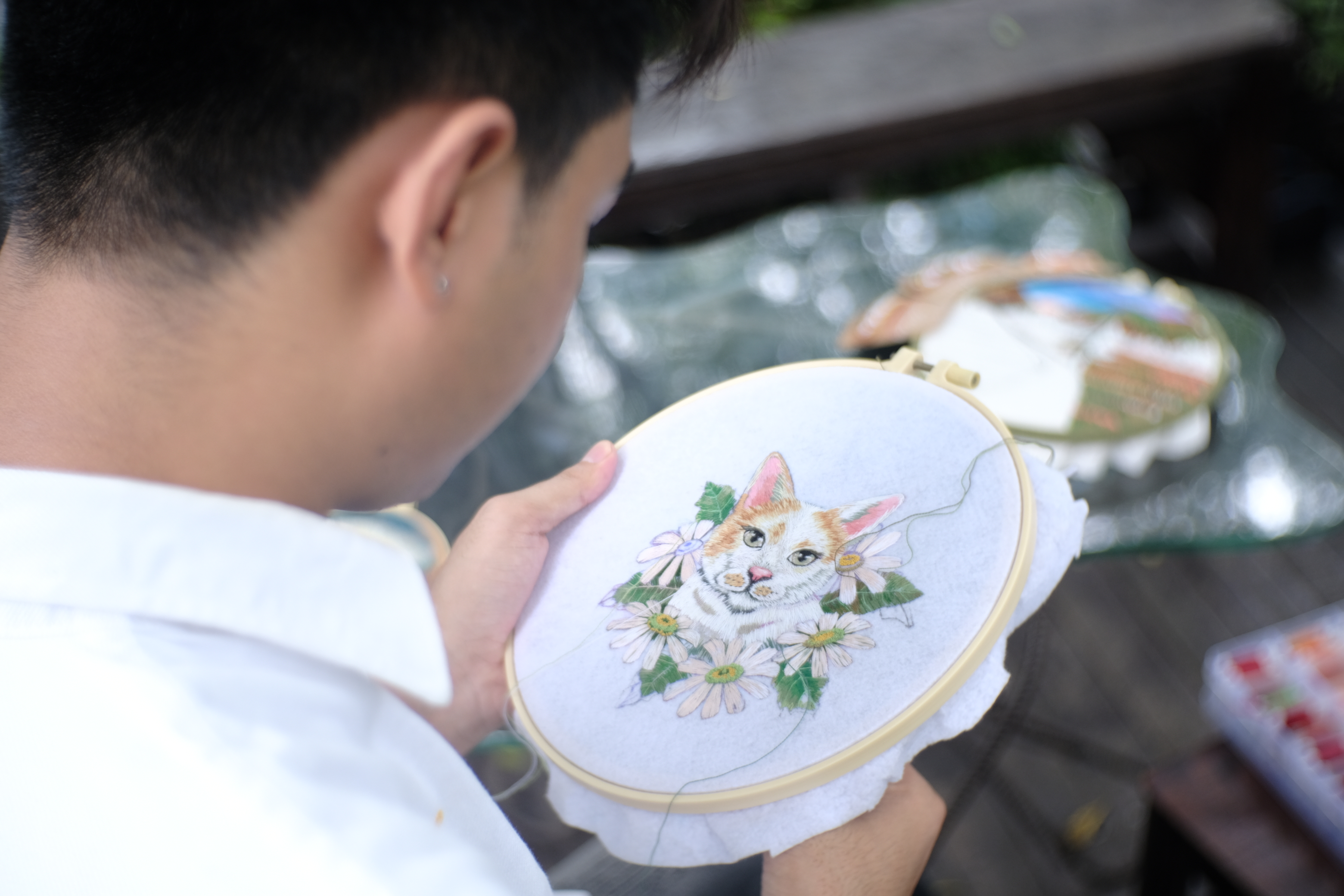 Thach Ngoc Phuc Yen works on a piece of embroidery. Photo: Ngoc Phuong / Tuoi Tre News