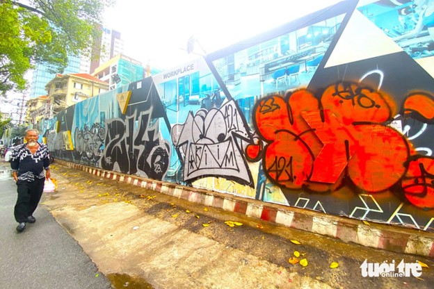 A wall along Tran Hung Dao Street in District 1, Ho Chi Minh City is filled with graffiti and spray paint. Photo: Tien Quoc / Tuoi Tre