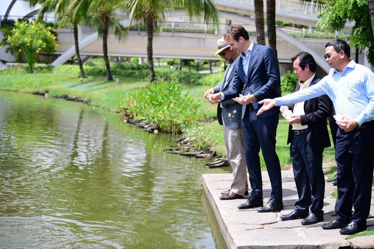 Vice mayor of Rotterdam, Netherlands Vincent Karremans (L, 2nd) and other officials are seen during their visit to the Sala Residential Area & Park in Thu Duc City under Ho Chi Minh City, southern Vietnam on June 6, 2024. Photo: Quang Dinh / Tuoi Tre