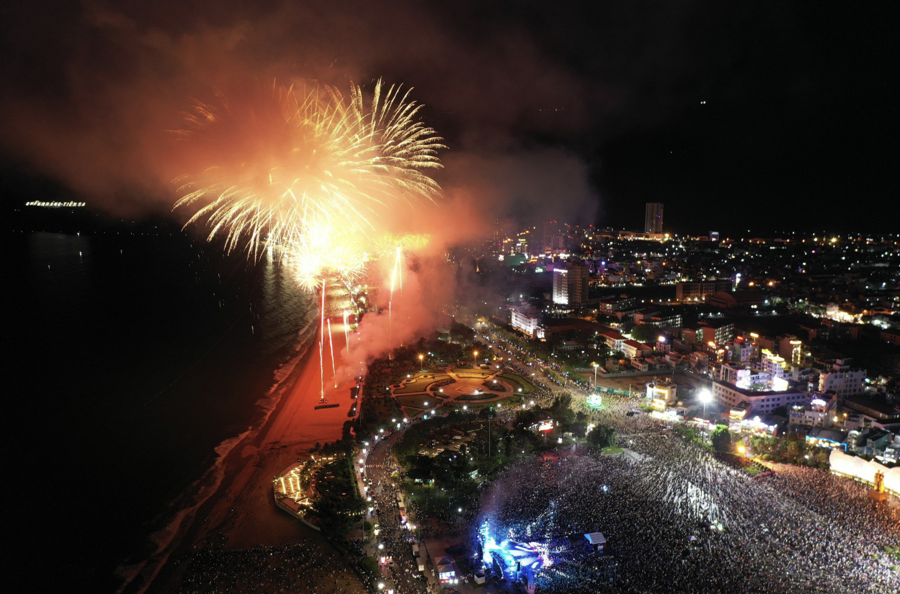 Thousands excitedly enjoy spectacular fireworks in Vietnam’s Quy Nhon City