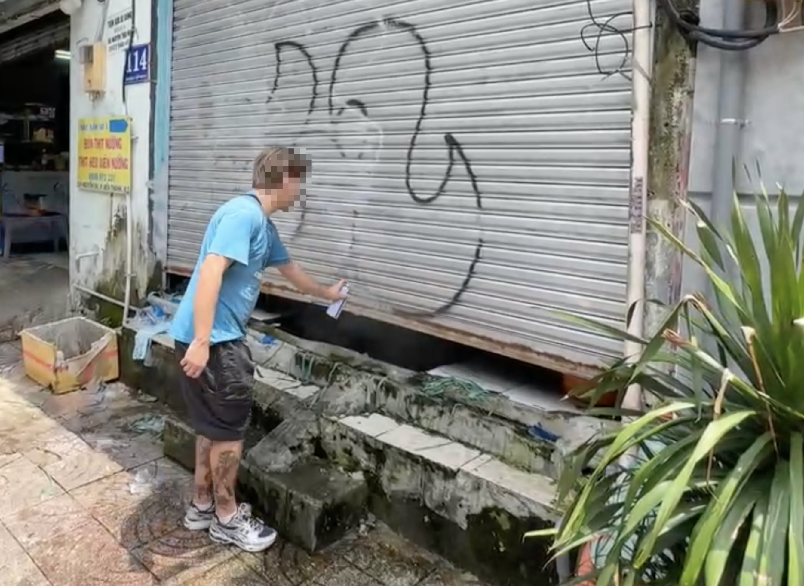 New Zealander fined for spraying paint on coiling door in downtown Ho Chi Minh City