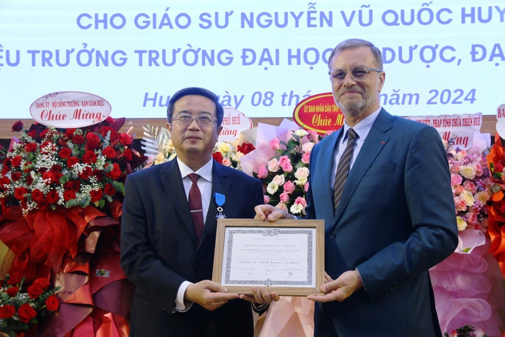 Vietnamese university rector receives France’s National Order of Merit