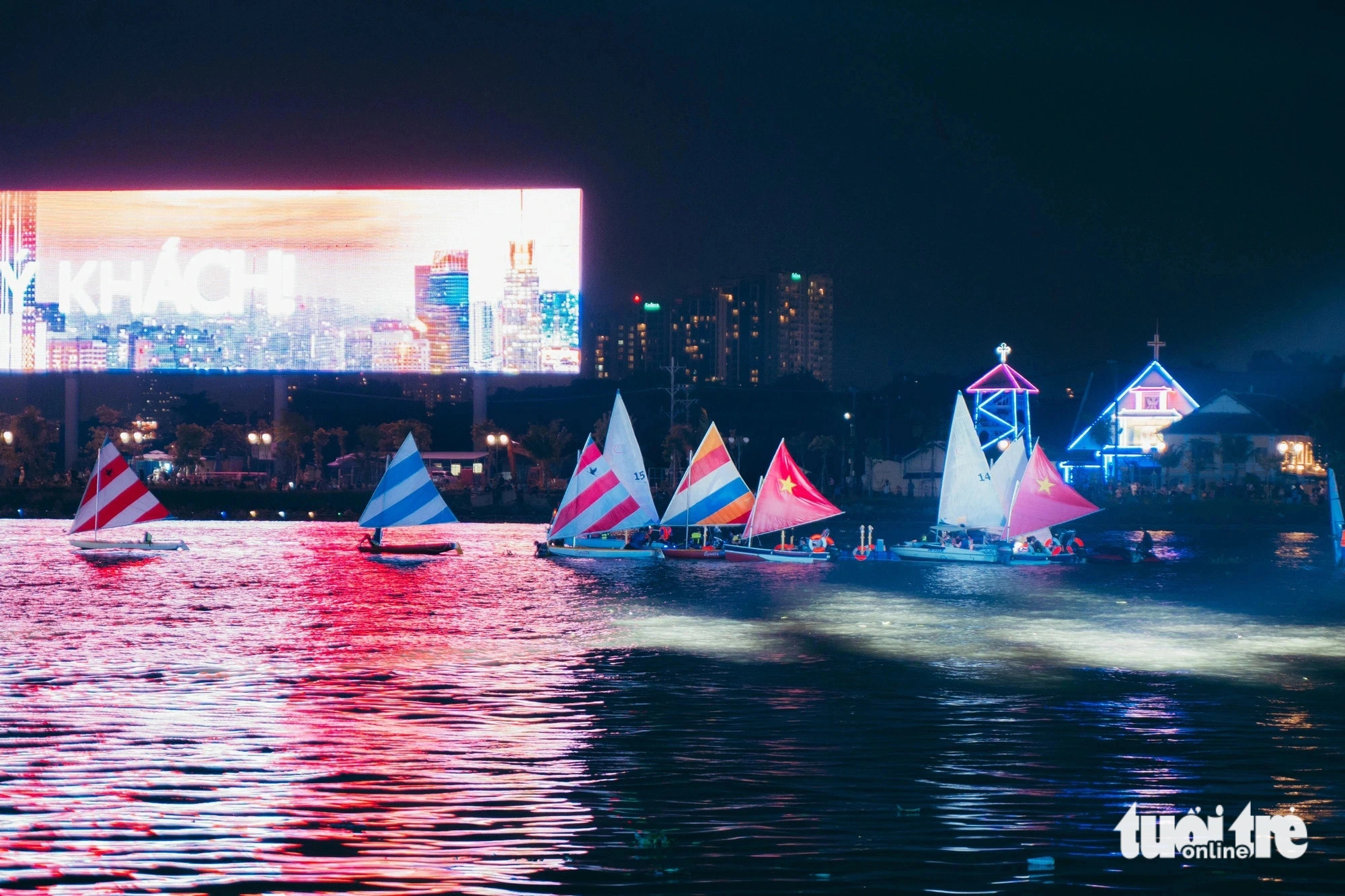 A fun-filled water sports performance during the conclusion of the second Ho Chi Minh City River Festival, June 9, 2024. Photo: Thanh Hiep / Tuoi Tre