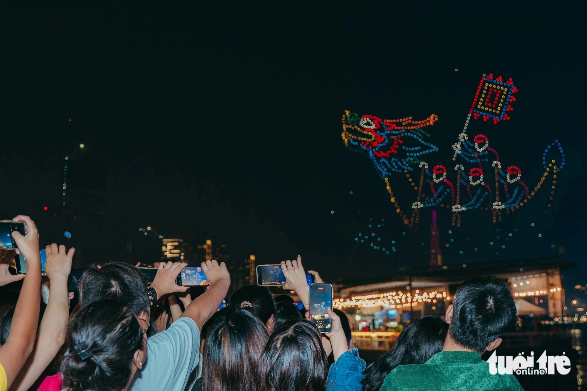 Spectators capture their favorite moments of a drone light show during the conclusion of the second Ho Chi Minh City River Festival, June 9, 2024. Photo: Thanh Hiep / Tuoi Tre