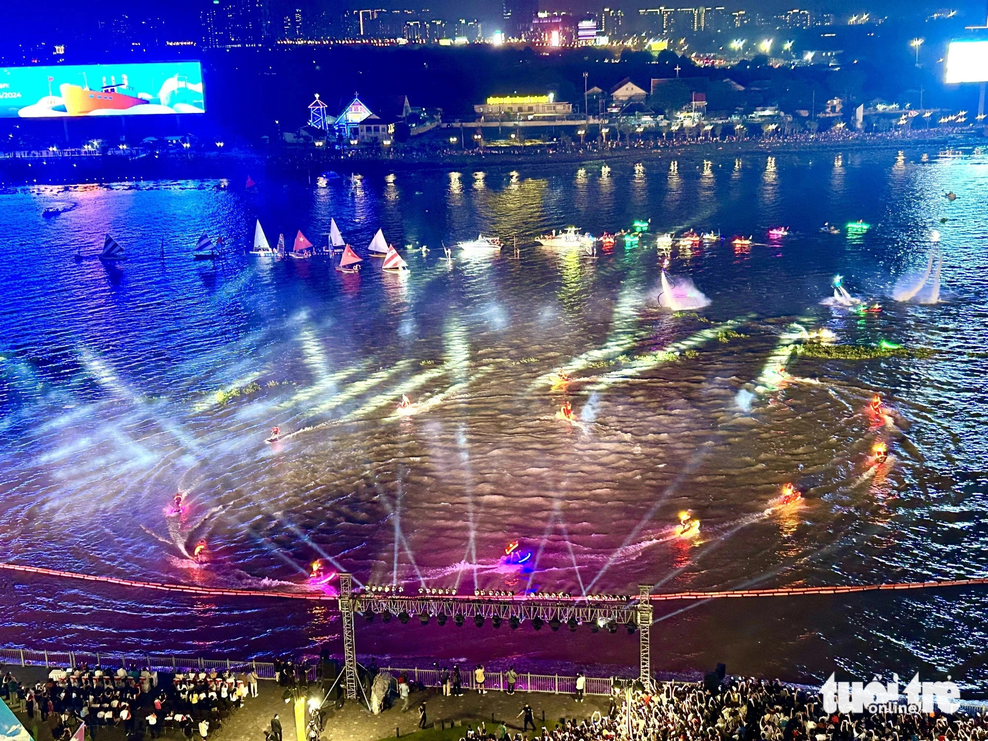 A bird’s eye view of spectacular performances during the conclusion of the second Ho Chi Minh City River Festival, June 9, 2024. Photo: T.T.D / Tuoi Tre