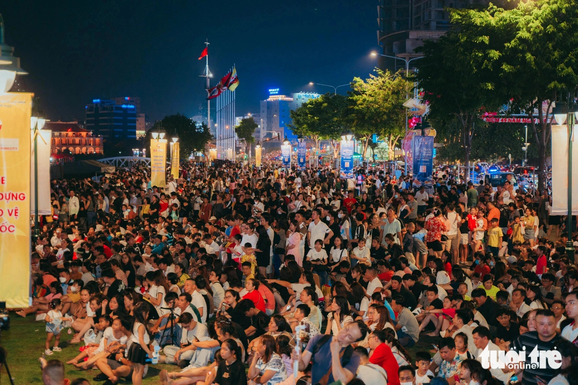 Crowds of people explore the festive atmosphere of the conclusion of the second River Festival in Ho Chi Minh City, June 9, 2024. Photo: Thanh Hiep / Tuoi Tre