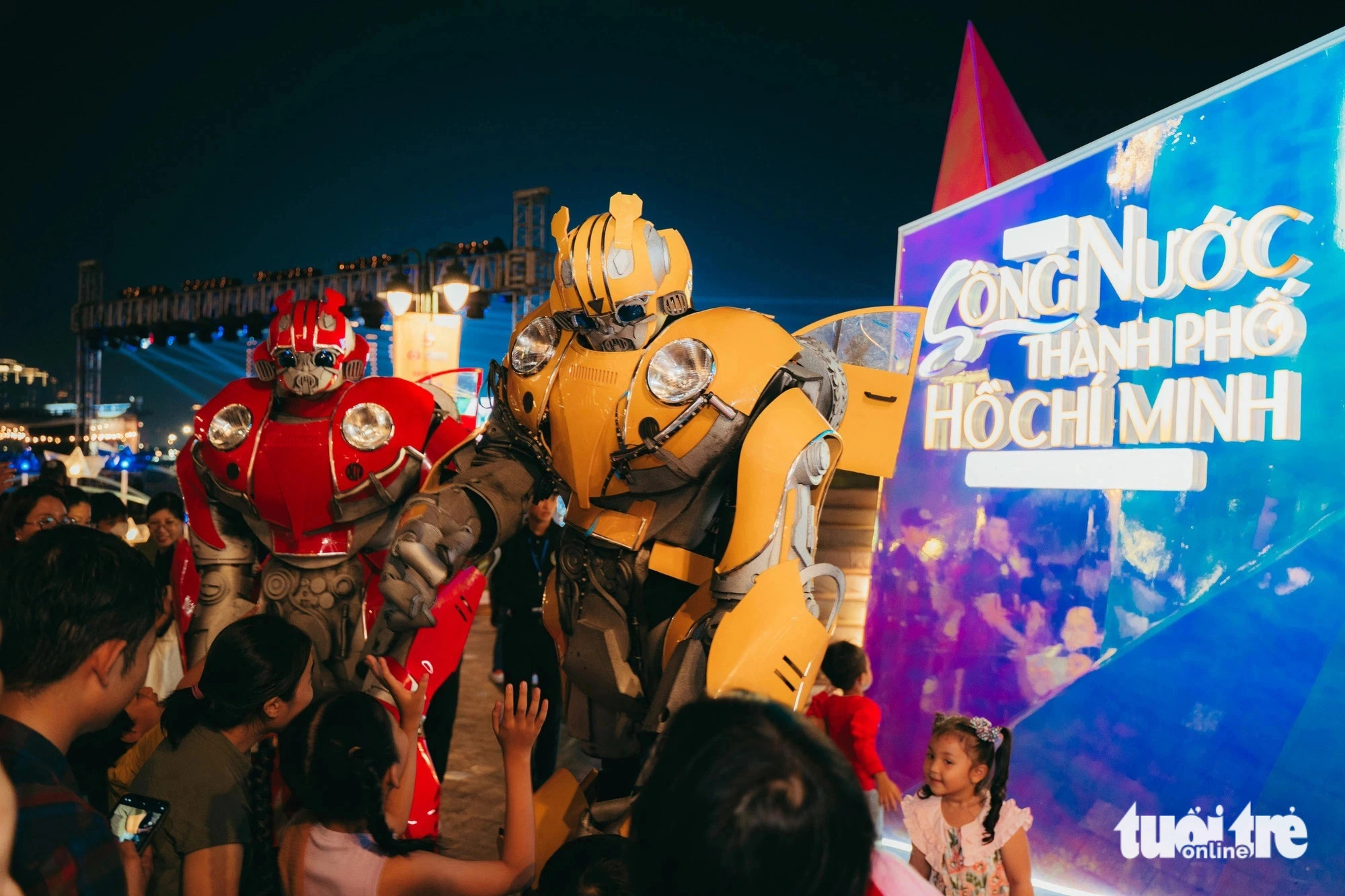 Children interact with two robots at the wrap-up ceremony of the second River Festival in Ho Chi Minh City, June 9, 2024. Photo: Thanh Hiep / Tuoi Tre