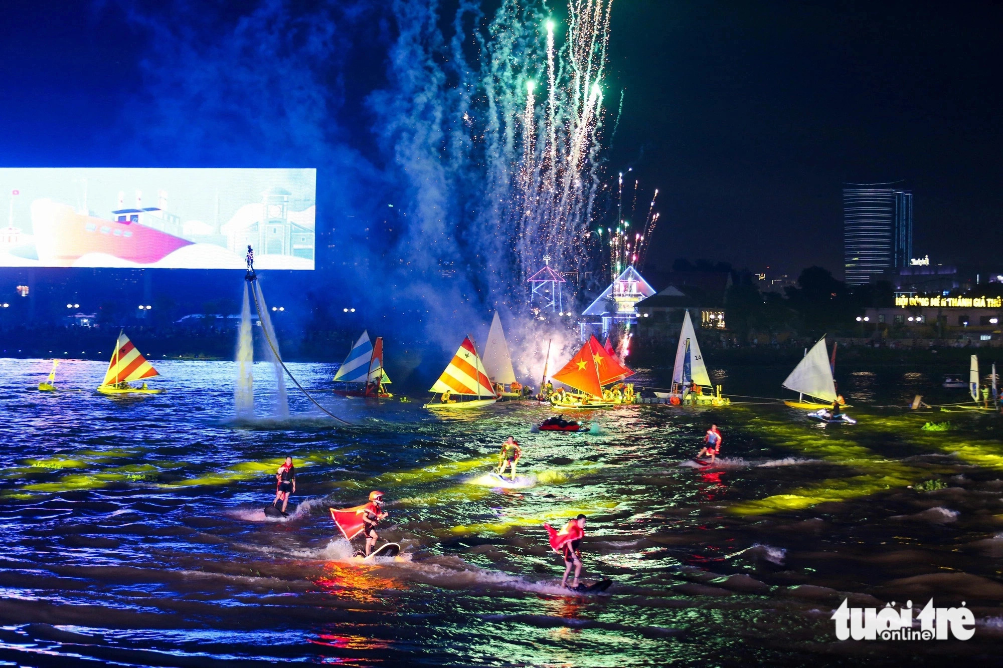 A stunning water sports performance in the Saigon River at the wrap-up ceremony of the second River Festival in Ho Chi Minh City, June 9, 2024. Photo: Phuong Quyen / Tuoi Tre
