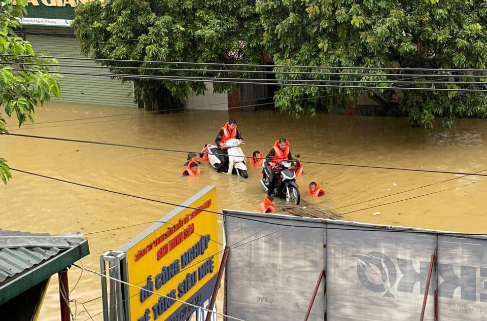Rescuers evacuate flooding-hit motorcycles in Ha Giang Province, northern Vietnam. Photo: Supplied