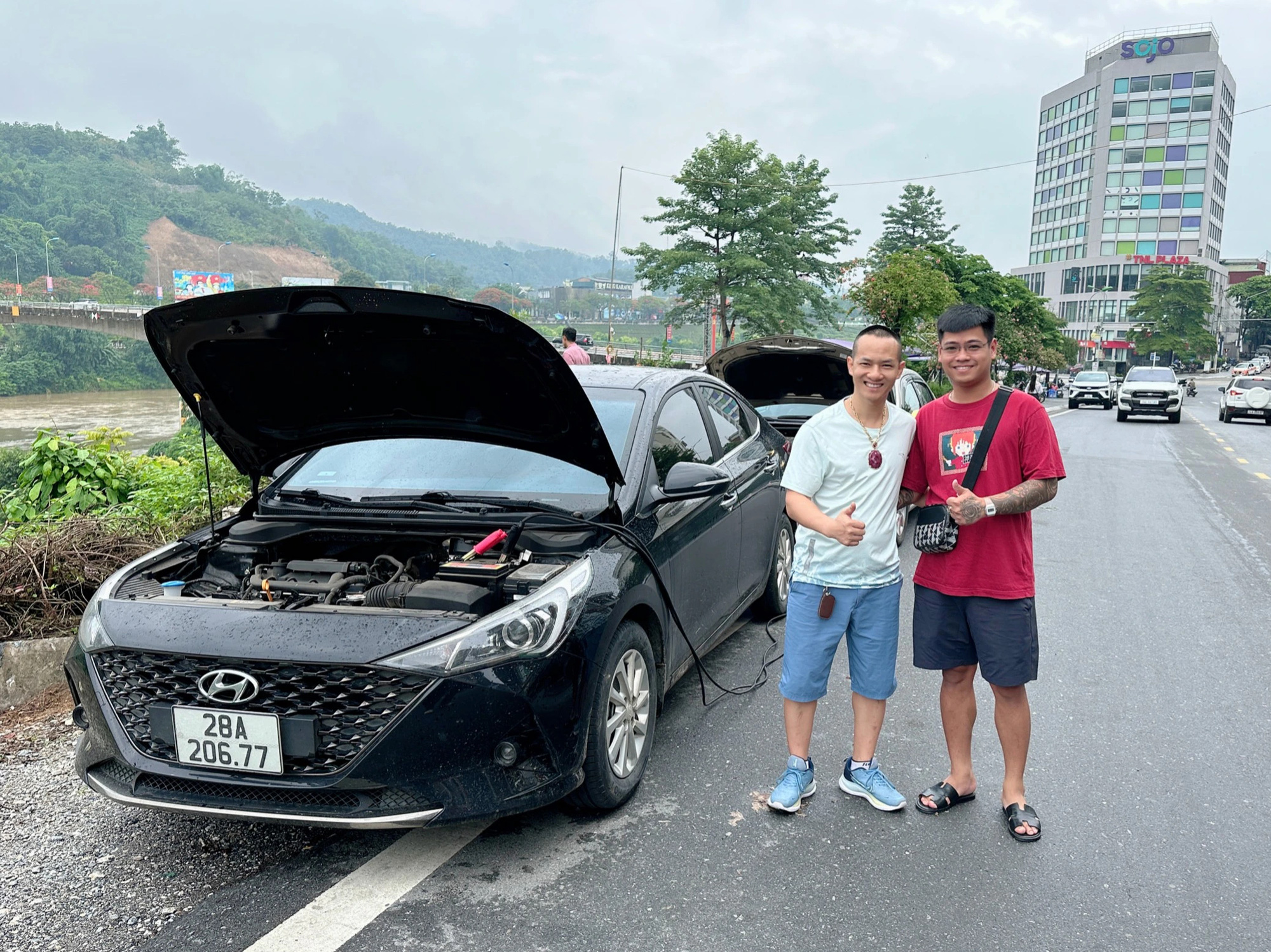 Tran Anh Diep provides aid to a car with battery issues. Photo: Supplied
