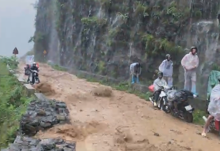 Foreign travelers stuck for 4 hours on northern Vietnam pass due to flooding, landslide