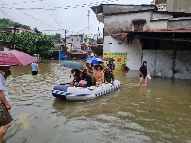 Rescuers evacuate flooding-hit residents in Ha Giang Province, northern Vietnam. Photo: Supplied