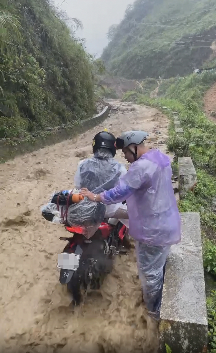 This photo shows a motorbike of the group of six foreigners who were stuck on the Ma Pi Leng Pass in northern Vietnam’s Ha Giang Province due to the land and rock slides caused by prolonged torrential rain on June 9, 2024. Photo: Tran Van Quan
