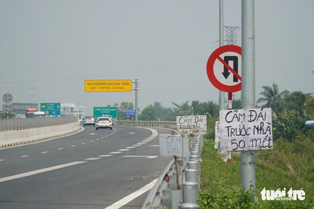Residents along the expressway sections in Cai Be District, Tien Giang Province have erected many signboards asking drivers not to urinate in front of their homes.