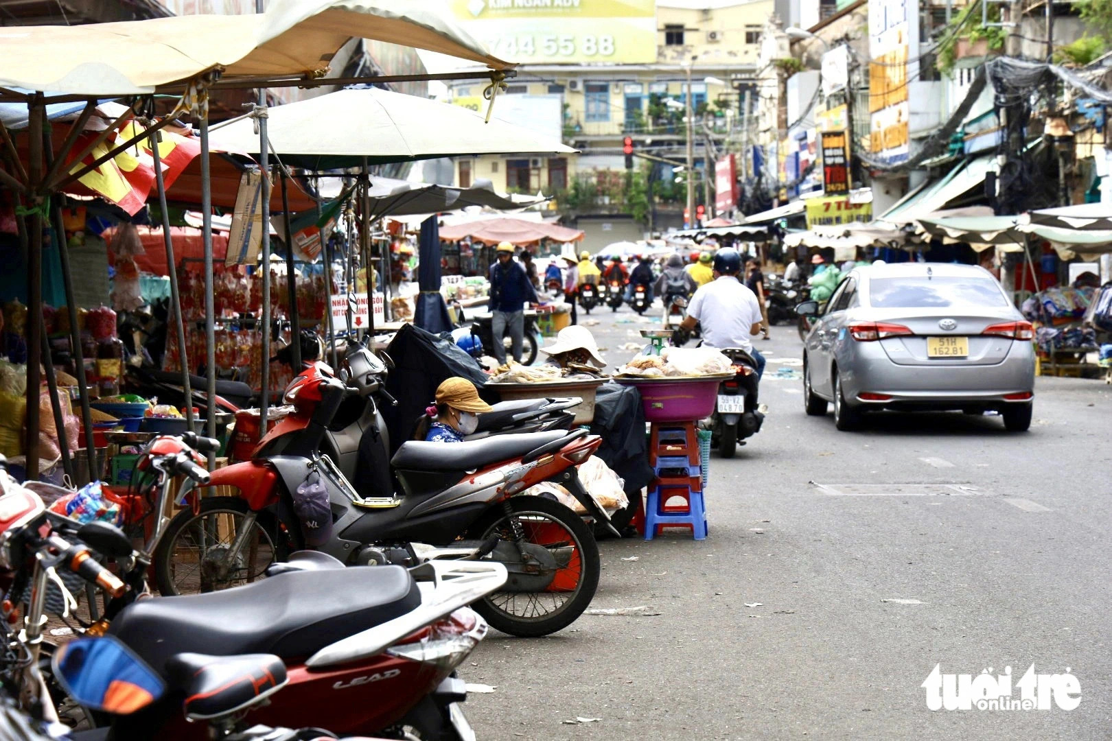 Many streets adjacent to Ba Chieu Market in Binh Thanh District, Ho Chi Minh City were found to have been encroached on by market vendors and street hawkers. Photo: Ngoc Quy / Tuoi Tre