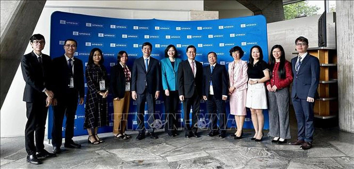 Vietnamese Deputy Minister of Foreign Affairs Ha Kim Ngoc (R, 6th) and other Vietnamese officials pose for a photo at the 10th session of the General Assembly of the 2003 UNESCO Convention for the Safeguarding of Intangible Cultural Heritage in Paris, France, on June 11, 2024. Photo: VNA