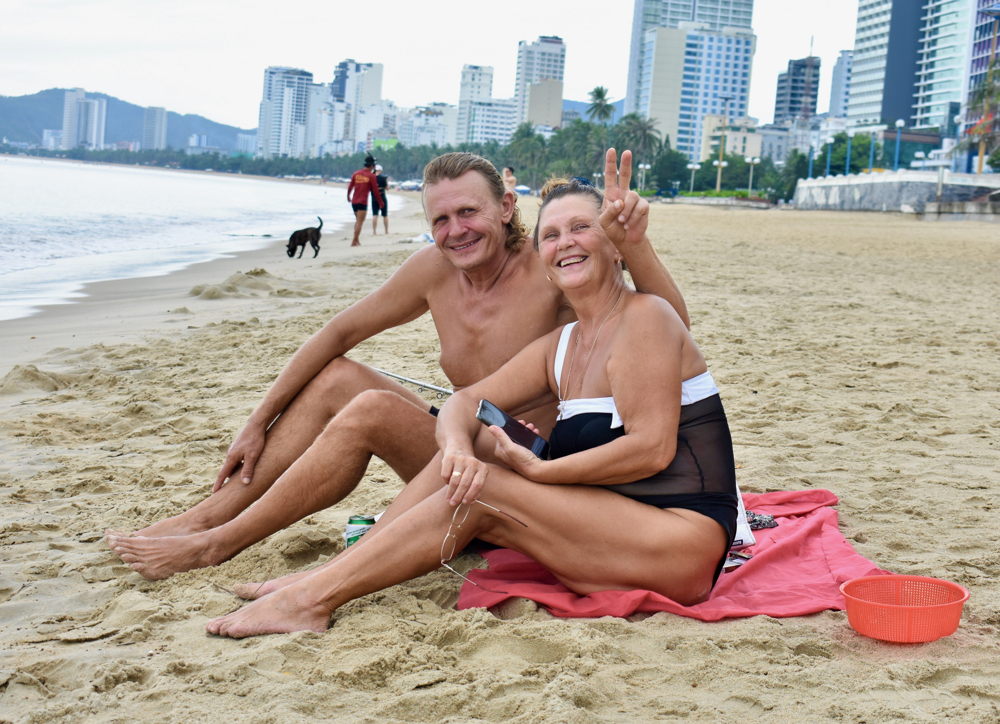 A foreign couple smiles for a photo by the beach in Nha Trang City, Khanh Hoa Province, south-central Vietnam. Photo: Minh Chien / Tuoi Tre