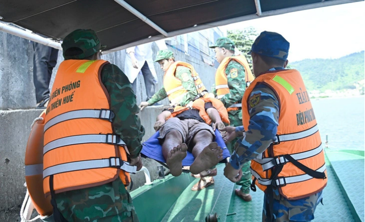 Border guards in Thua Thien-Hue Province save crew members of the oil vessel. Photo: Ngoc Binh / Tuoi Tre