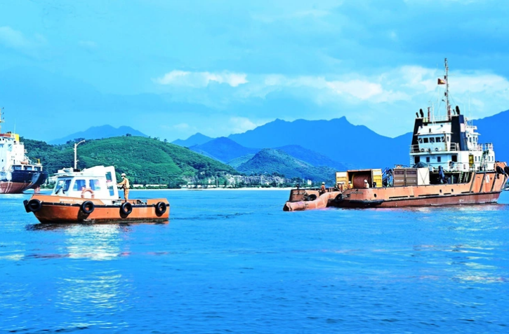 Ships and vessels specializing in dealing with oil spills were dispatched to the scene. Photo: Ngoc Binh / Tuoi Tre